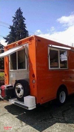 Freightliner Diesel Step Van Kitchen Food Truck with Restaurant-Grade Equipment