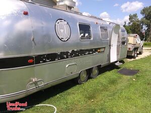 Vintage 1972 8' X 28' Airstream Mobile Kitchen with 1997 7.3 Ford F-350 Diesel Truck