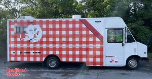 27' Nice Looking - 2006 Ford Utilimaster Kitchen Food Truck with Commercial Equipment