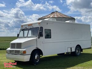 30' Chevrolet Food Truck with 2023 Kitchen Build-Out with Lift Gate