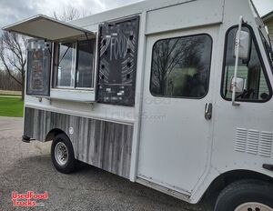 2000 Workhorse P30 Step Van Mobile Kitchen Unit / 17' Food Concession Truck