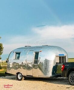 Vintage 1965 Airstream Land Yacht Globe Trotter Empty Concession Trailer