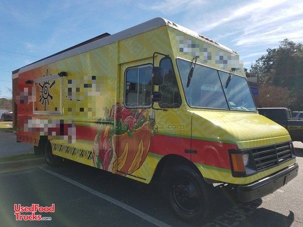 25' Workhorse P30 Step Van Mobile Kitchen Food Truck w/ New Kitchen Buildout.
