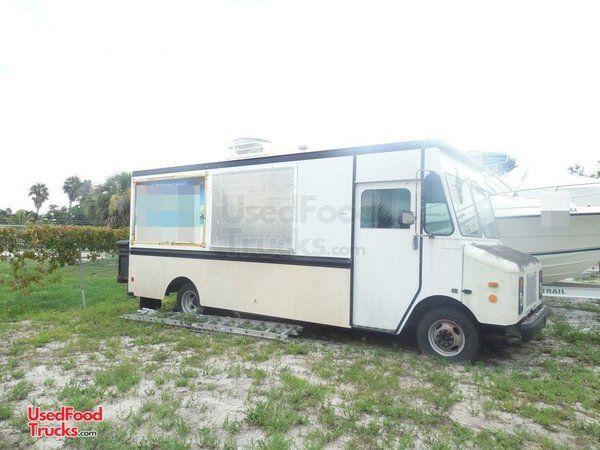 20' Grumman Olson P30 Step Van Kitchen Food Truck / Mobile Kitchen Unit.