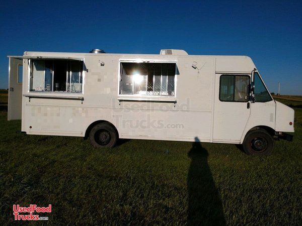 2001 Ford Workhorse 26.5' Step Van Full Commercial Kitchen Food Truck.