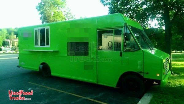 Diesel Chevrolet P30 Step Van Kitchen Food Truck / Used Mobile Kitchen Unit