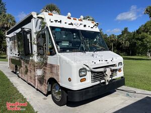 Gorgeous Professional 26' Chevy Workhorse Mobile Restaurant Bistro Food Truck.