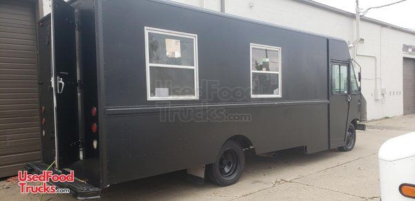2005 GMC 22' Diesel Step Van Food Truck w/ Sparkling Custom-Built 2020 Kitchen.