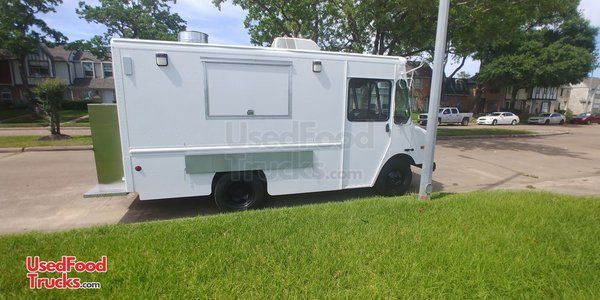 2003 Workhorse Diesel P42 Food Truck with an Unused Loaded Kitchen