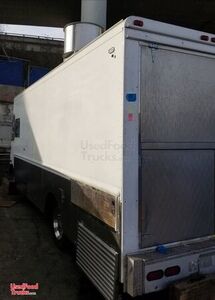 Versatile Chevrolet P30 Diesel Food Truck / Commercial Mobile Kitchen