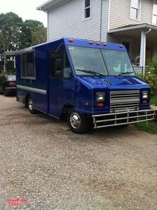 2002 - 22' GMC Workhorse V8 Food Truck - Mobile Kitchen.