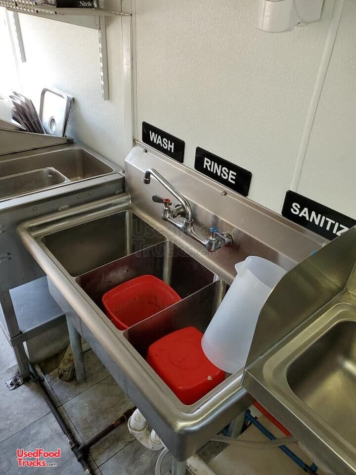 Gorgeous Chevrolet Gruman Olson Food Truck Running