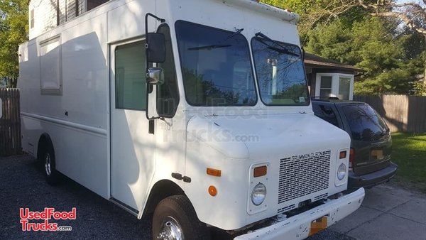 2002 24' Workhorse Chevrolet 350 Food Truck with Restroom / Used Mobile Kitchen