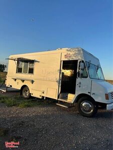 Like New - 2001 Chevrolet All-Purpose Food Truck with Liftgate