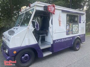 20' Ice Cream Truck with Rebuilt Motor & Transmission / Mobile Ice Cream Parlor.