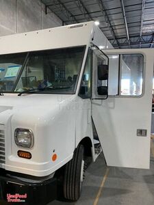 2018 22' Ford F-59 Professional Kitchen on Wheels / Commercial Food Truck.