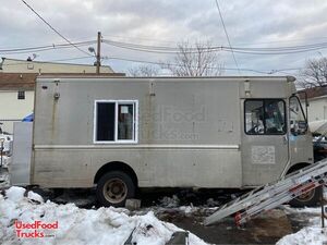 2001 Chevrolet P30 Food Truck / Mobile Kitchen with Pro Fire Suppression.