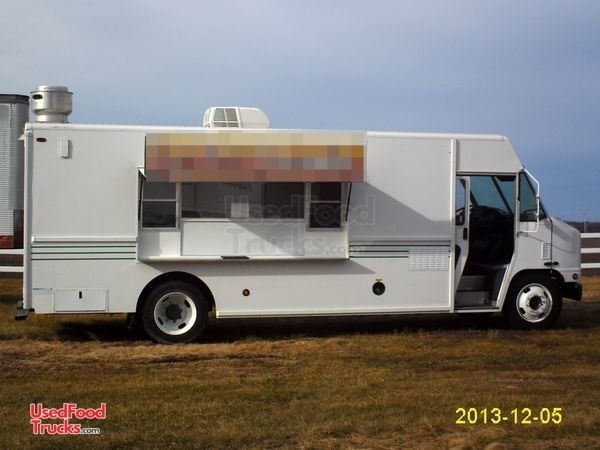 Low Miles Fully-Loaded 2005 20' International Diesel Step Van Kitchen Food Truck