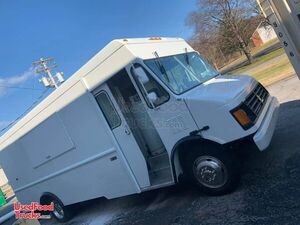 Very Clean 2005 Workhorse Step Van Truck / Commercial Mobile Kitchen