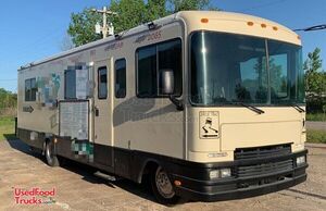 30' Fleetwood Flair Food, Soft Serve & Shaved Ice Truck with New 2022 Kitchen.