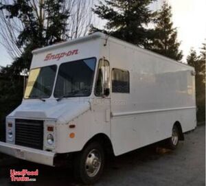 Chevrolet P30 Diesel Pizza Truck / Used 24' Pizzeria on Wheels.