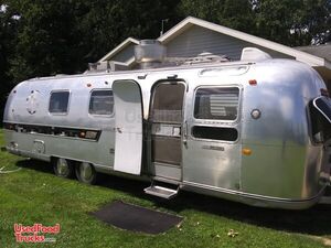 Vintage 1972 8' X 28' Airstream Mobile Kitchen with 1997 7.3 Ford F-350 Diesel Truck.