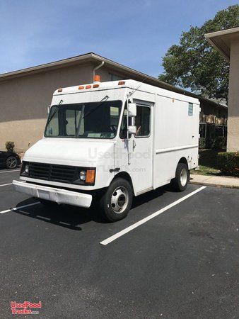 2002 10' Diesel Workhorse P42 Food Truck / Mobile Food Unit with New Kitchen Area