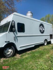 2000 28' Workhorse P42 Very Clean and Spacious Mobile Kitchen Food Truck.