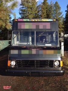 1999 - 25' GMC Workhorse Food Truck.