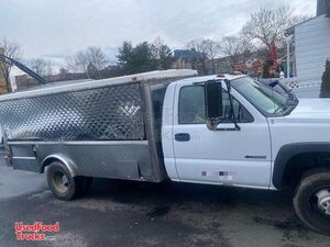 2003 Chevrolet Silverado 3500 28' Canteen-Style Lunch Serving Food Truck.