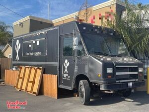 2000 Freightliner Kitchen Food Truck with Pro Fire Suppression System.
