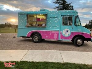 CUTE LOW MILES Chevy P30 21' Step Van Hand Dipped Ice Cream Concession Truck.