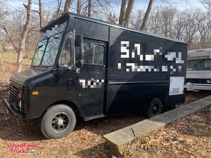 Well-Maintained Chevrolet P30  Kitchen Catering Food Truck.
