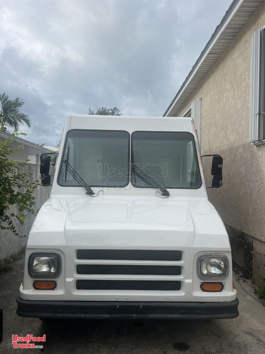 CUTE Utilimaster Aeromate 17.5' Ice Cream Truck Mobile Soft Serve Unit