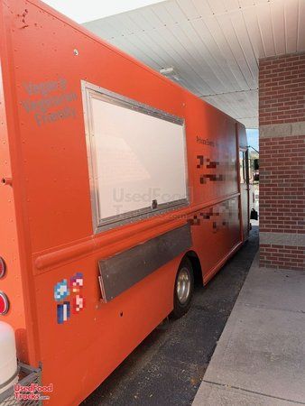 Barely Used 2004 28' Workhorse P42 Mobile Food Unit w/ a 2018 Kitchen Build-Out