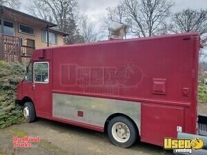 Loaded Nice Turbo Diesel Freightliner MT45 Mobile Kitchen Food Truck