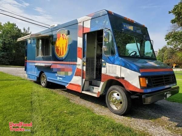 Loaded 2000 Used 27' Chevrolet P30 Food Truck / Kitchen on Wheels.