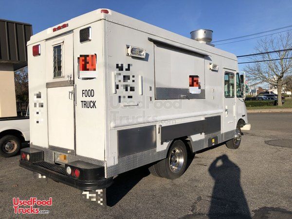 2004 22' Workhorse P Series Food Catering Truck Commercial Mobile Kitchen.