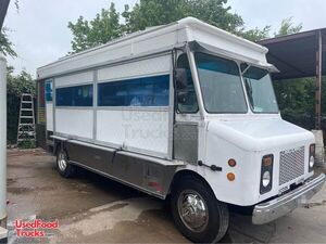WYSS Grumman Olson Step Van Food Truck / Very Clean Kitchen on Wheels.