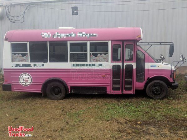 2001 - 21' GMC Express Cutaway Mid-Bus Cupcake Truck / Mobile Food Unit.