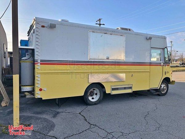 Fully Loaded 30' Chevrolet Grumman Step Van Mobile Kitchen Food Truck.