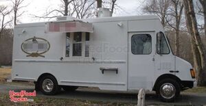 2000 - 25' x 8.5' - Workhorse P30 Van w/ Full Mobile Kitchen.