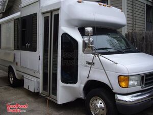 2005 Ford E450 22' Food Truck with Brand NEW Kitchen.
