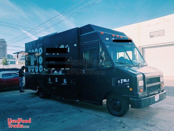 Fully Equipped and Licensed 2003 - 26' Ford Step Van Mobile Kitchen Food Truck