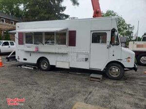 Chevrolet P30 26' Permitted Diesel Food Truck / Professional Mobile Kitchen.