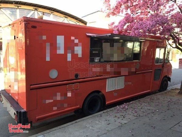 Perfectly Maintained 2007 Workhorse WRKCC 30' Mobile Kitchen Food Truck
