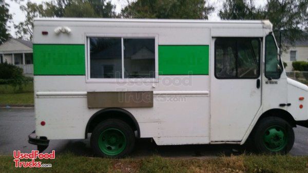2002 - 18' Lightly Used Chevrolet Workhorse P30 Mobile Kitchen Food Truck.